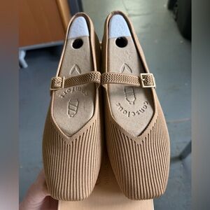 Vivaia shoes size US 10.5/M